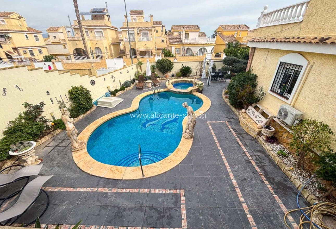 5 Zimmer Villa zu verkaufen in Monforte del Cid mit Pool - 384.950 € (Ref: 9567856)