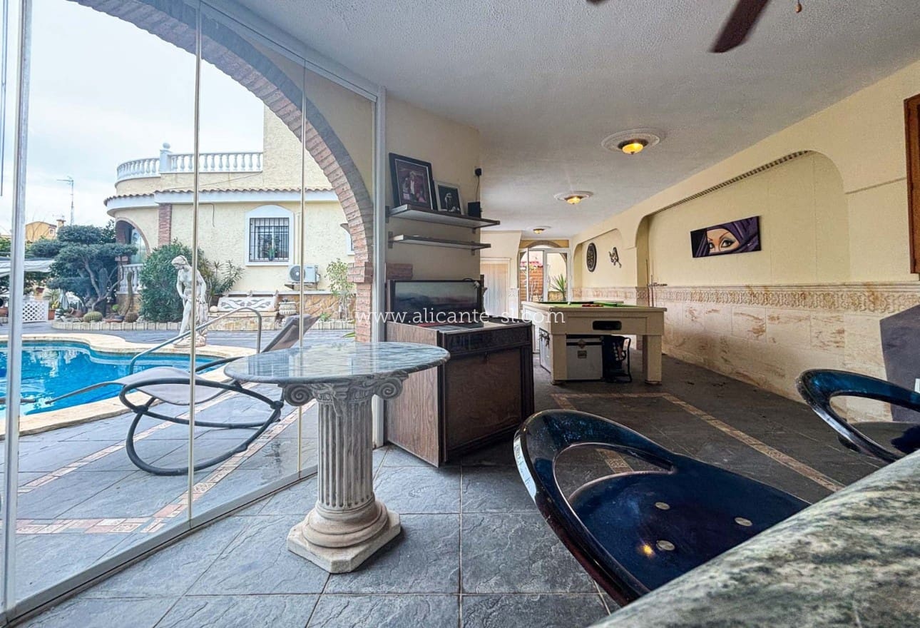 5 Zimmer Villa zu verkaufen in Monforte del Cid mit Pool - 384.950 € (Ref: 9567856)