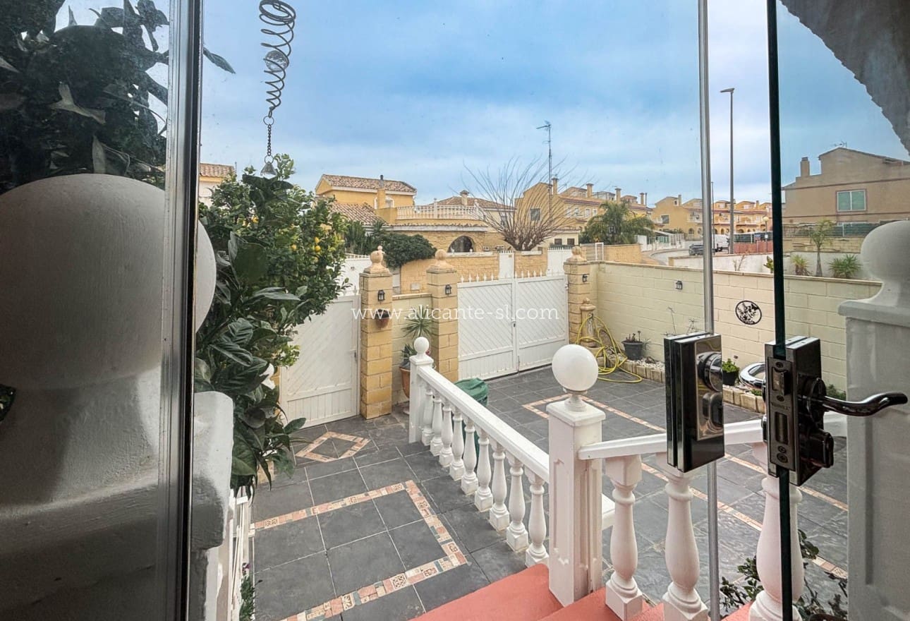 5 Zimmer Villa zu verkaufen in Monforte del Cid mit Pool - 384.950 € (Ref: 9567856)