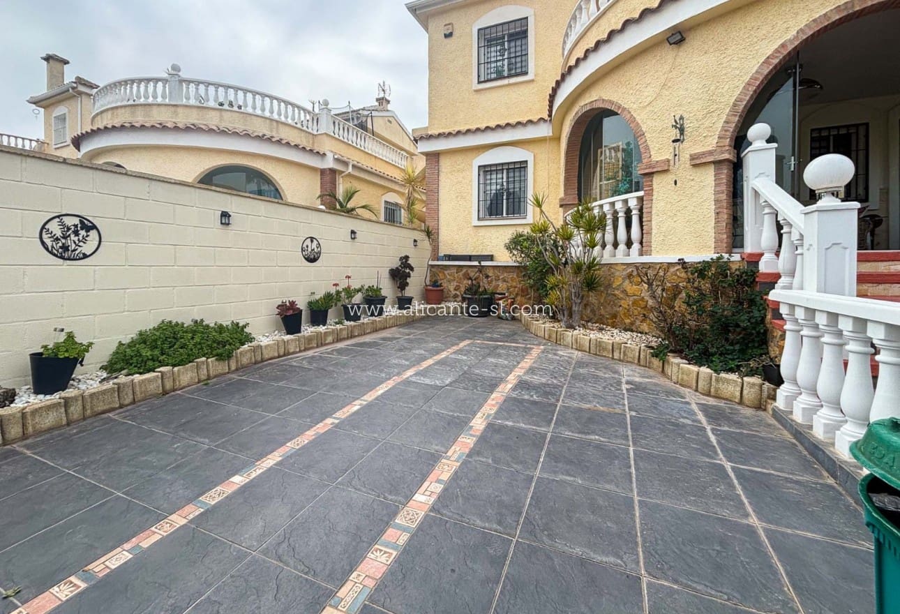 5 Zimmer Villa zu verkaufen in Monforte del Cid mit Pool - 384.950 € (Ref: 9567856)