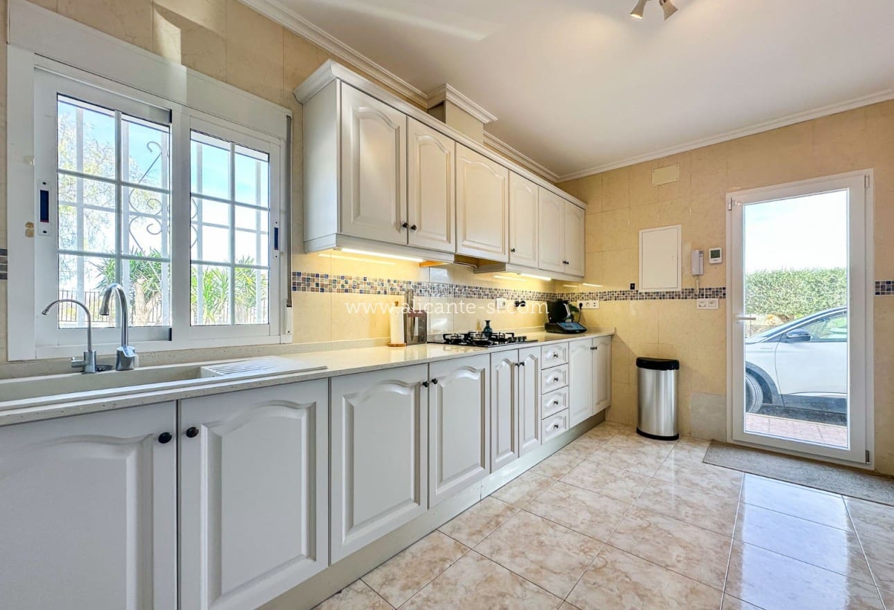 4 soveværelse Villa til salg i Hondon de los Frailes med swimmingpool - € 425.000 (Ref: 9612037)