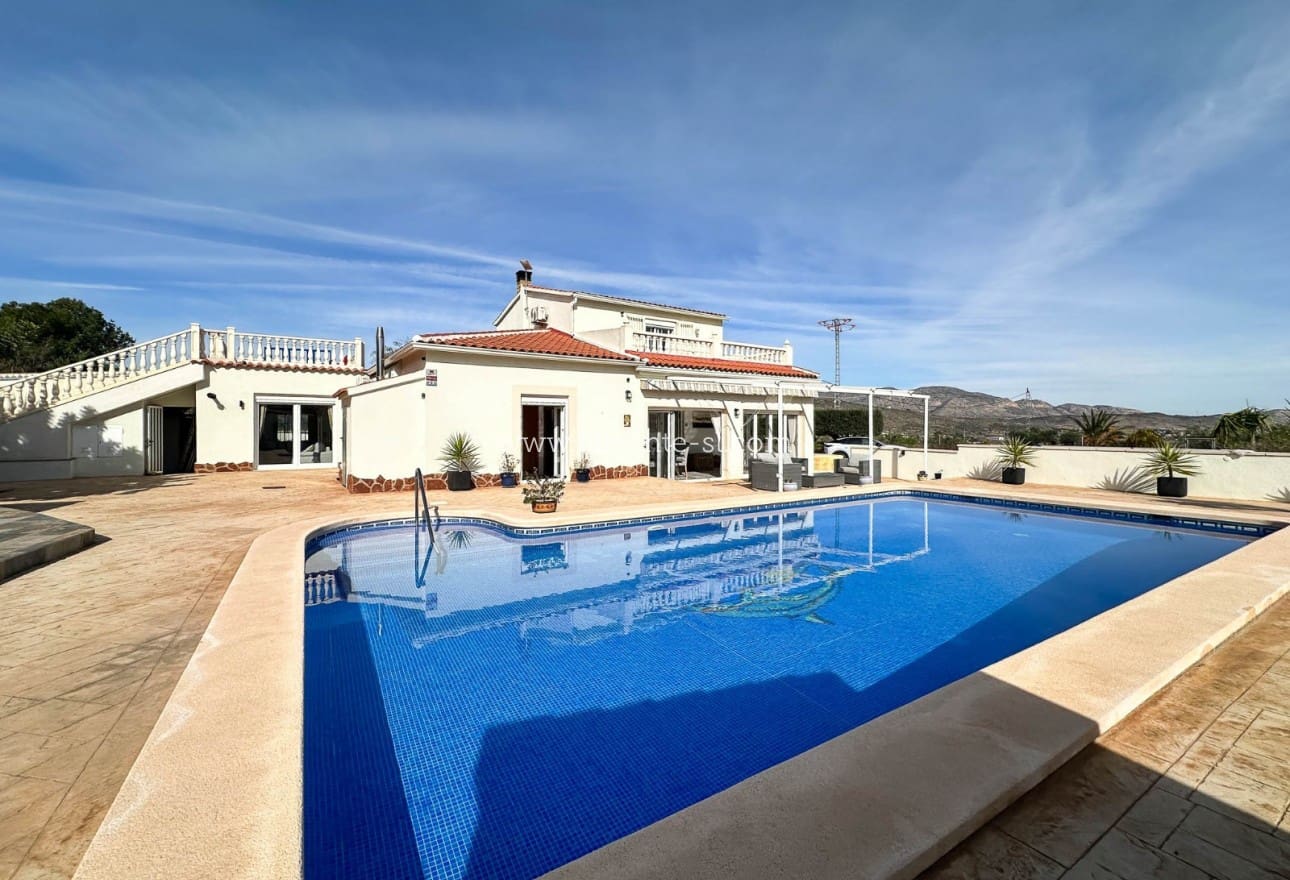 4 soveværelse Villa til salg i Hondon de los Frailes med swimmingpool - € 425.000 (Ref: 9612037)