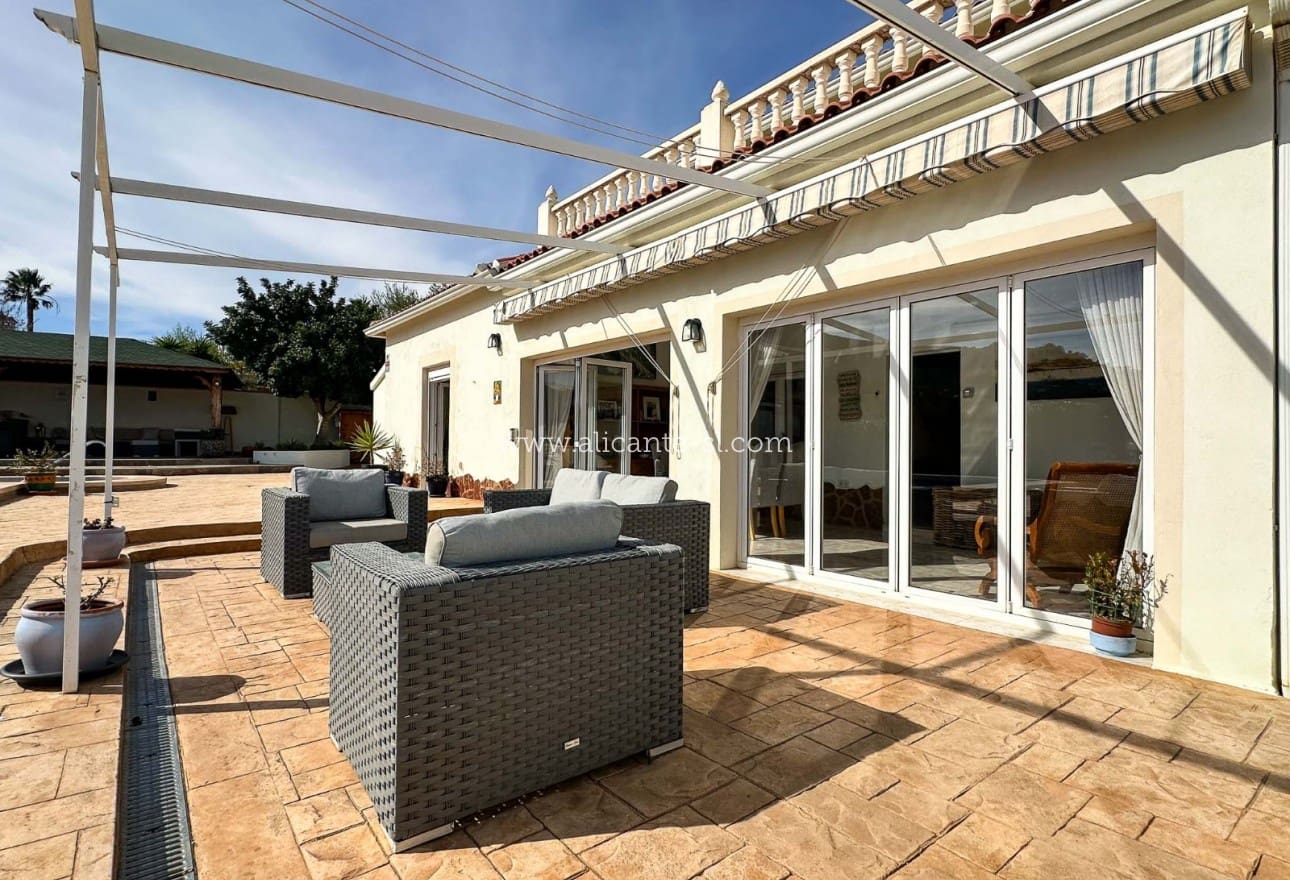 4 soveværelse Villa til salg i Hondon de los Frailes med swimmingpool - € 425.000 (Ref: 9612037)