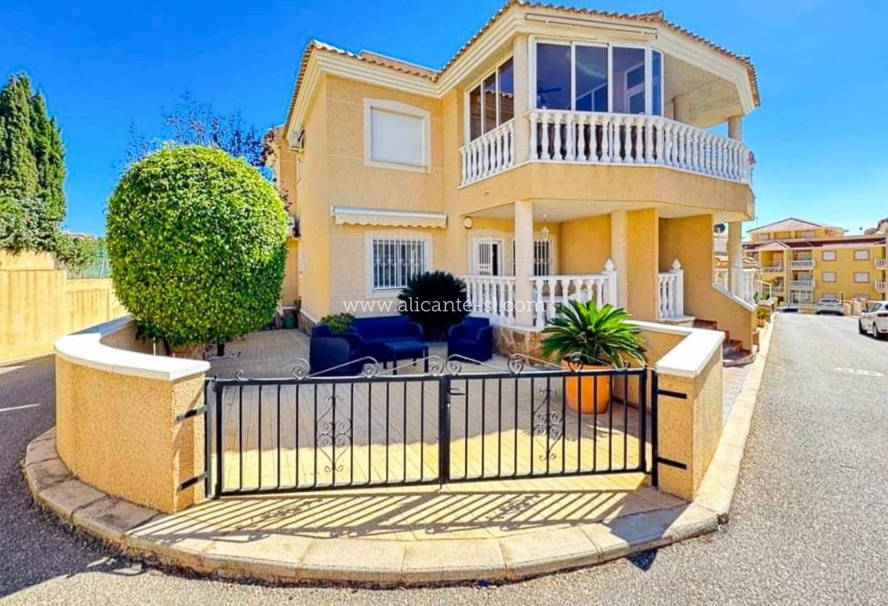 2 bedroom Apartment for sale in Villamartin with pool - € 165,000 (Ref: 9720719)