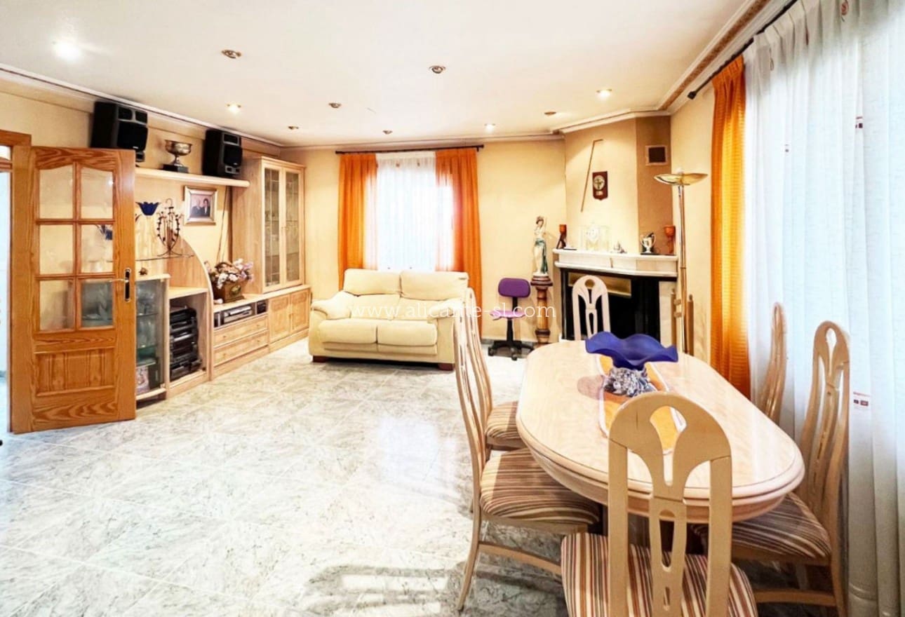 4 bedroom Villa for sale in La Romana with pool - € 319,950 (Ref: 9729563)