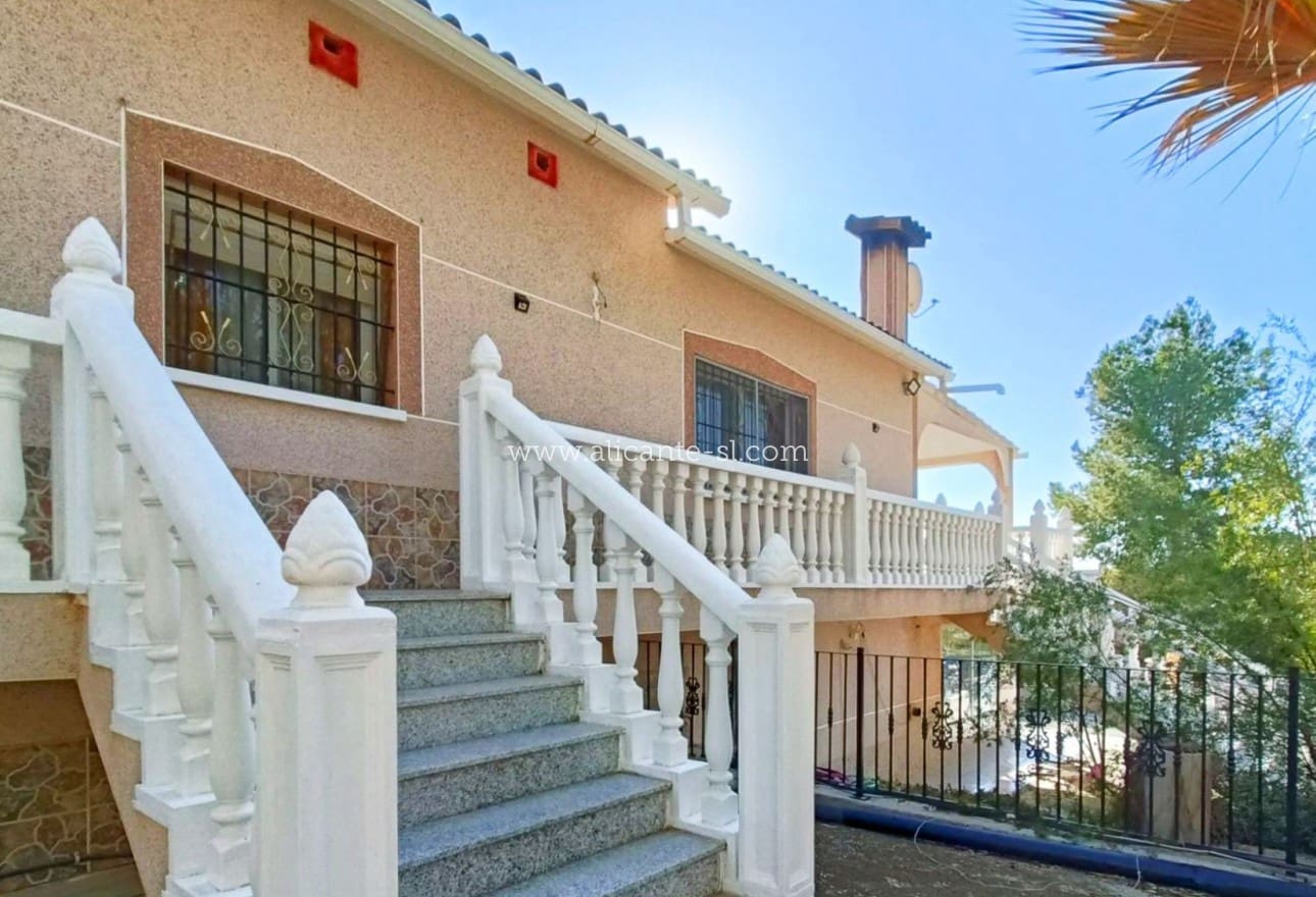 4 bedroom Villa for sale in La Romana with pool - € 319,950 (Ref: 9729563)