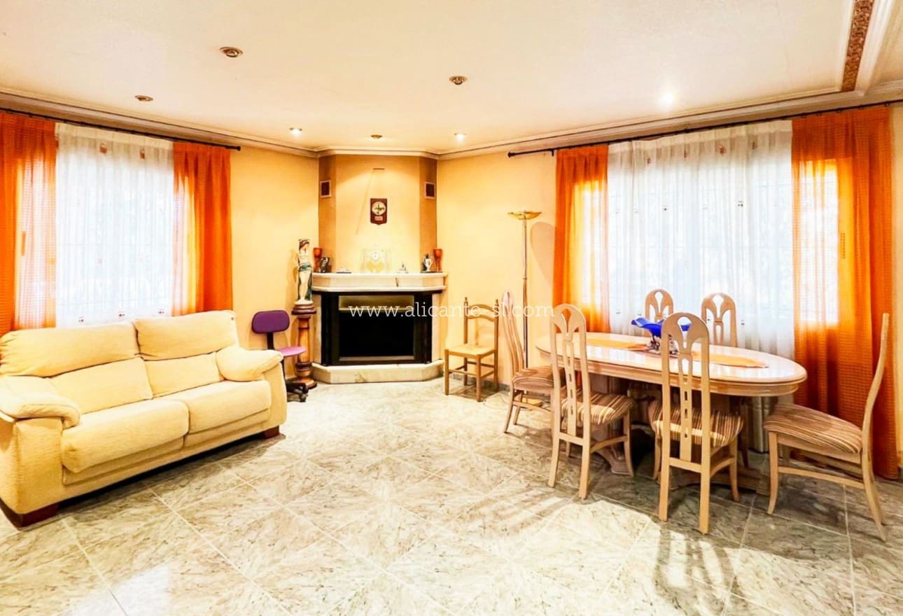 4 bedroom Villa for sale in La Romana with pool - € 319,950 (Ref: 9729563)