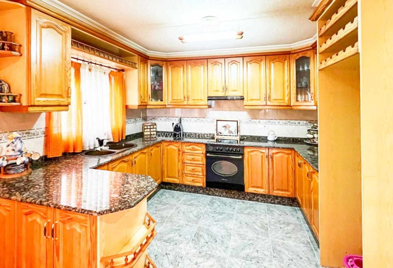 4 bedroom Villa for sale in La Romana with pool - € 319,950 (Ref: 9729563)