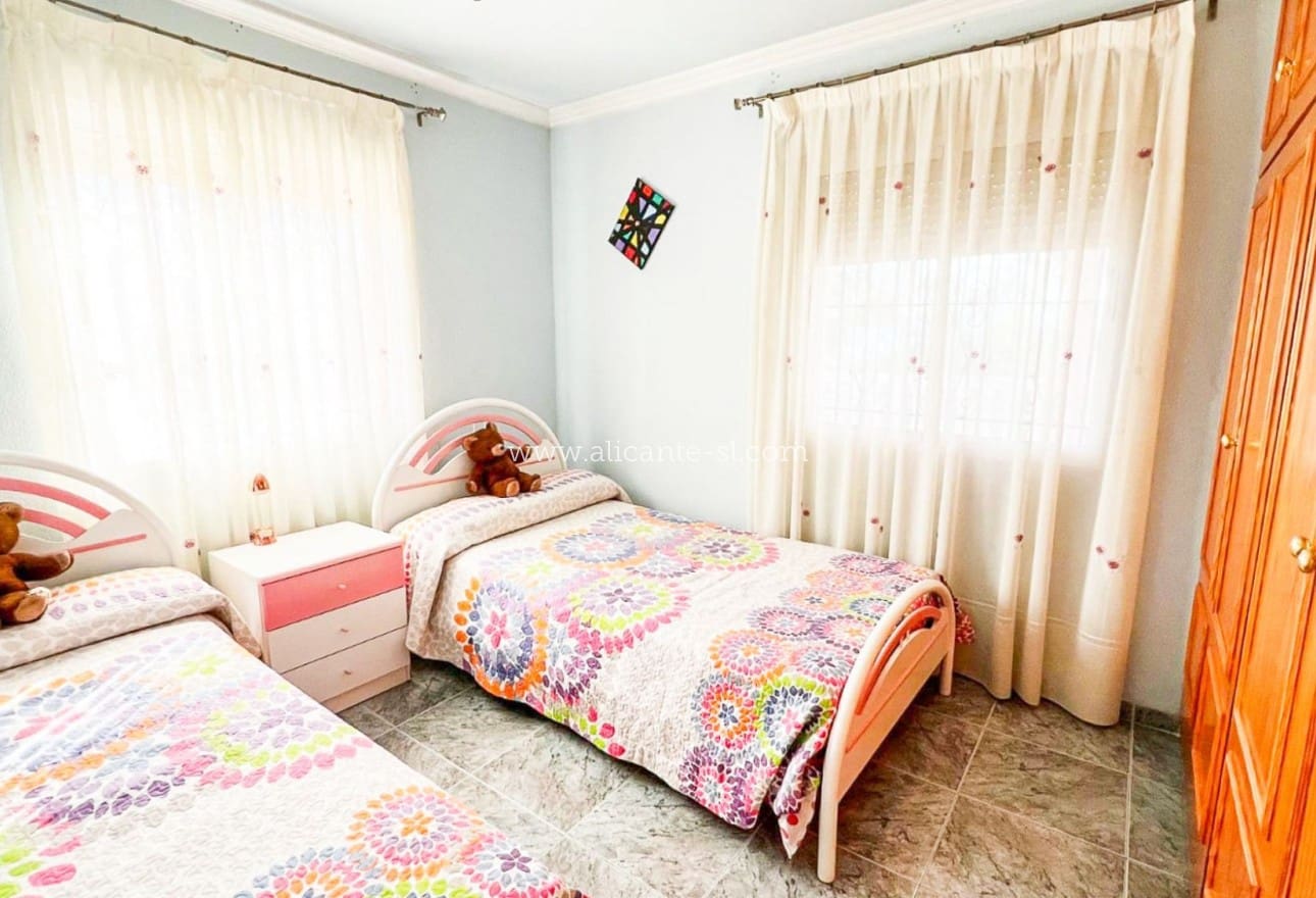 4 bedroom Villa for sale in La Romana with pool - € 319,950 (Ref: 9729563)