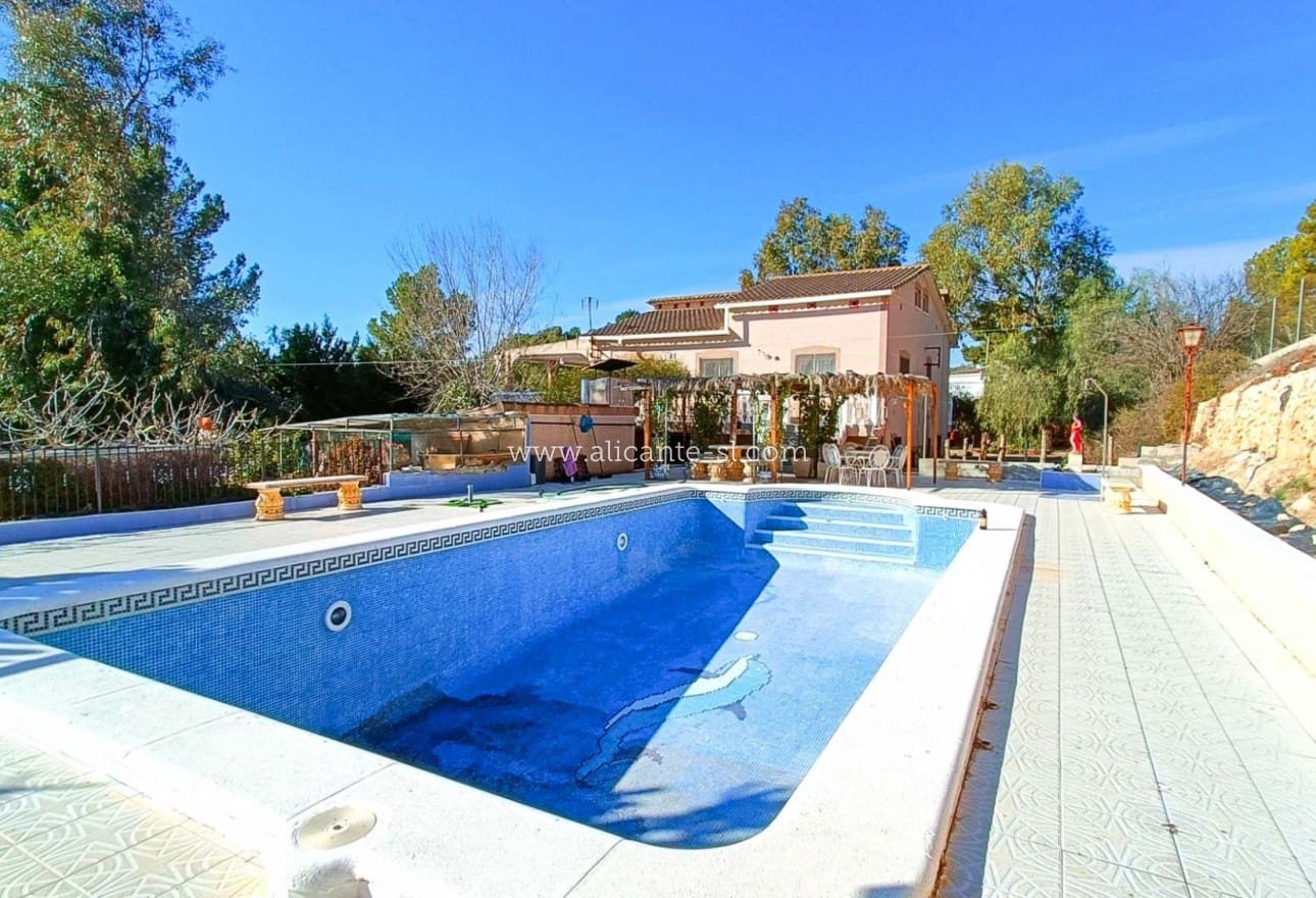 4 bedroom Villa for sale in La Romana with pool - € 319,950 (Ref: 9729563)