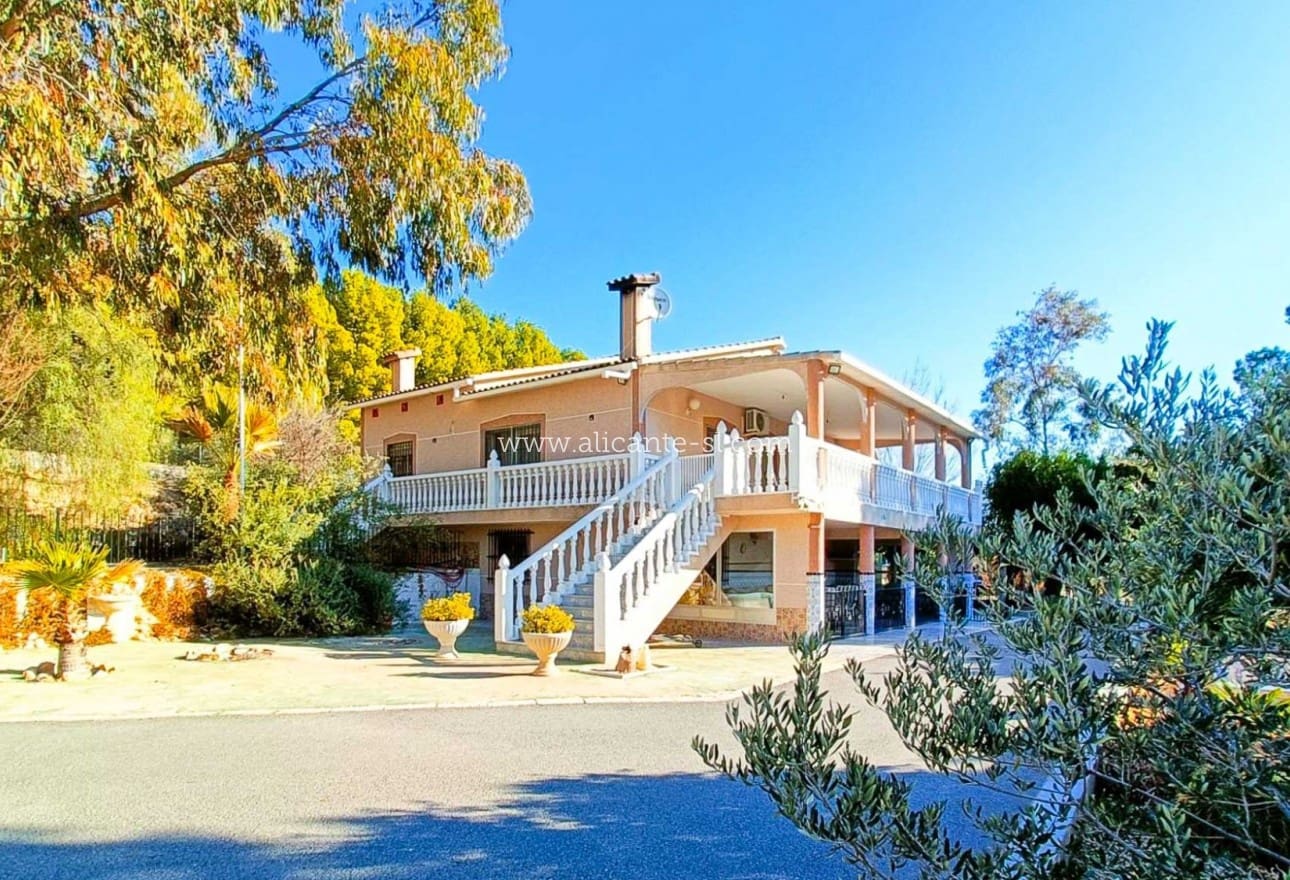 4 bedroom Villa for sale in La Romana with pool - € 319,950 (Ref: 9729563)