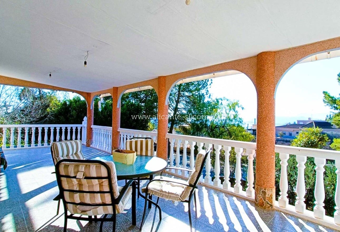 4 bedroom Villa for sale in La Romana with pool - € 319,950 (Ref: 9729563)