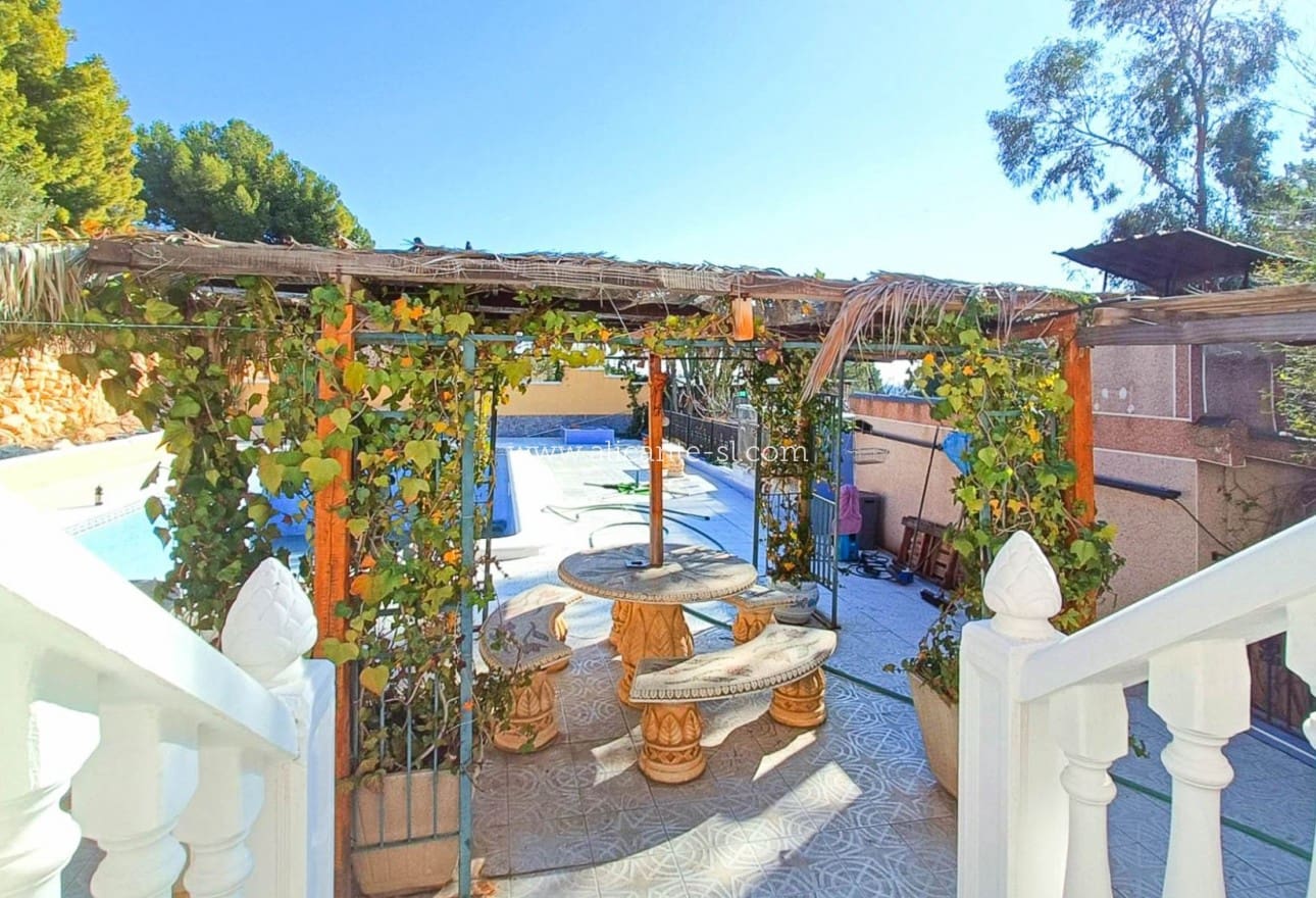 4 bedroom Villa for sale in La Romana with pool - € 319,950 (Ref: 9729563)