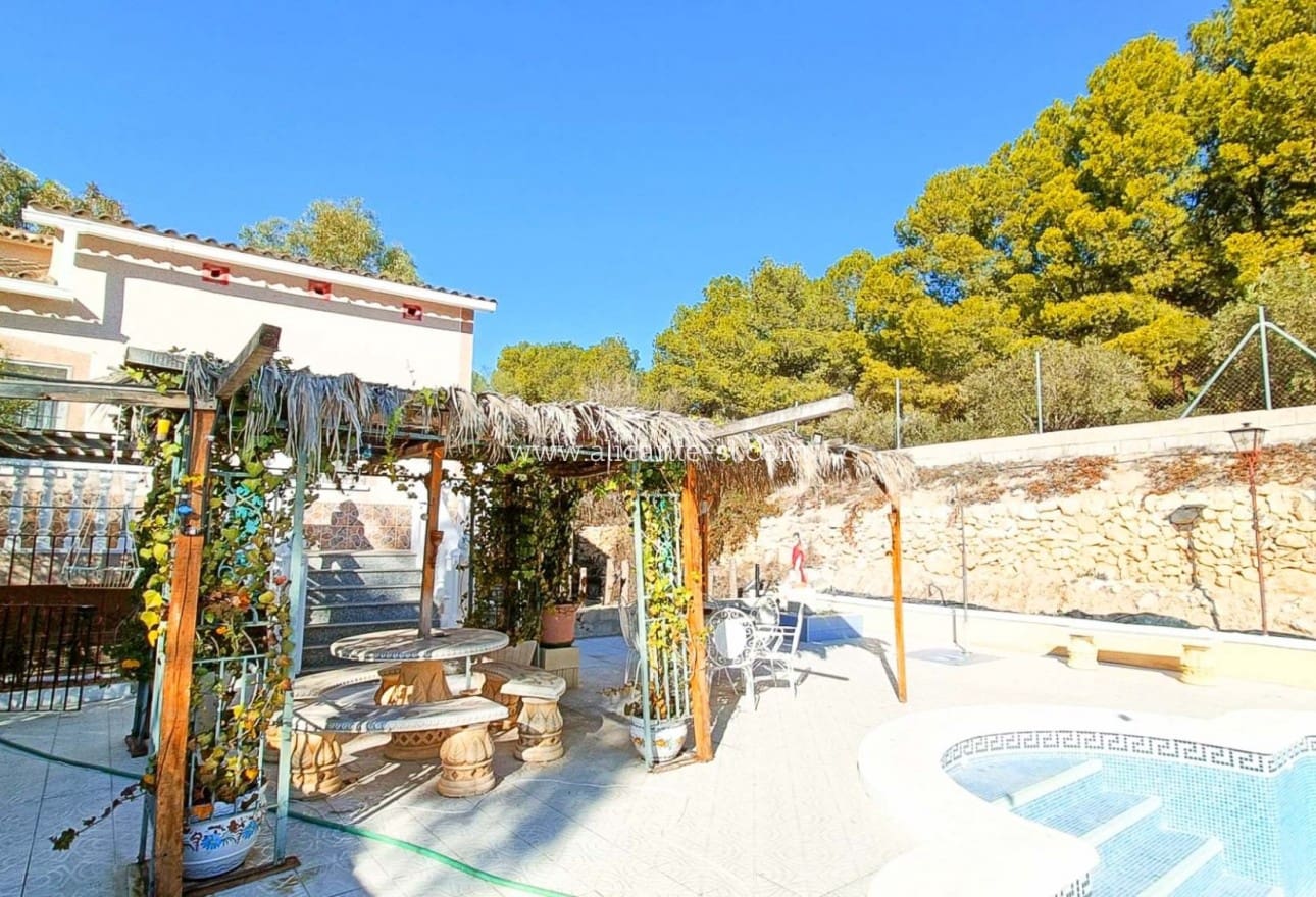 4 bedroom Villa for sale in La Romana with pool - € 319,950 (Ref: 9729563)