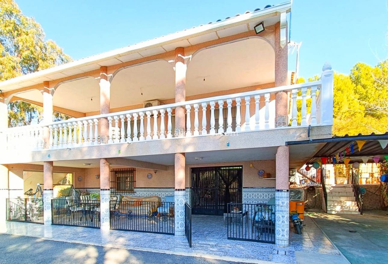 4 bedroom Villa for sale in La Romana with pool - € 319,950 (Ref: 9729563)