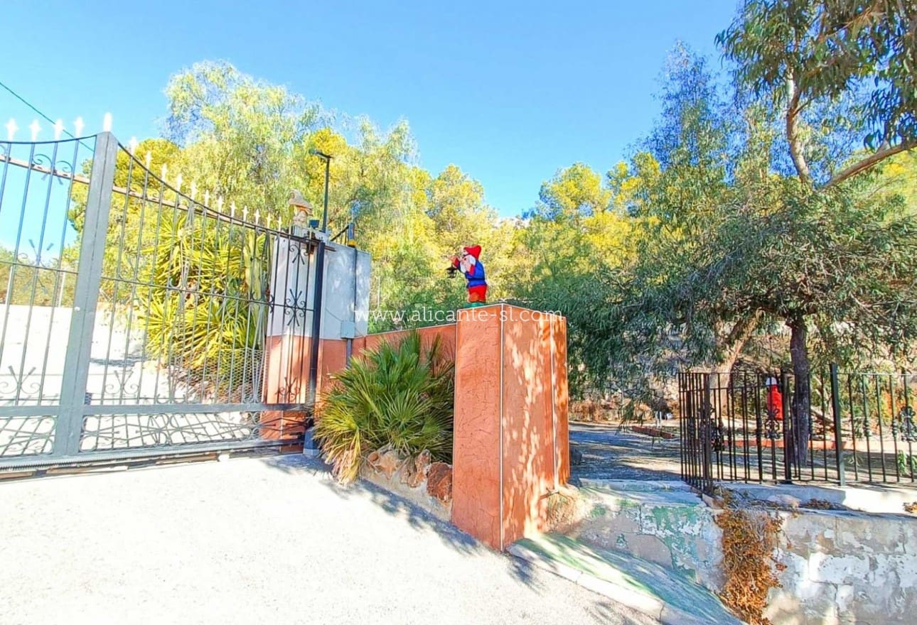 4 bedroom Villa for sale in La Romana with pool - € 319,950 (Ref: 9729563)