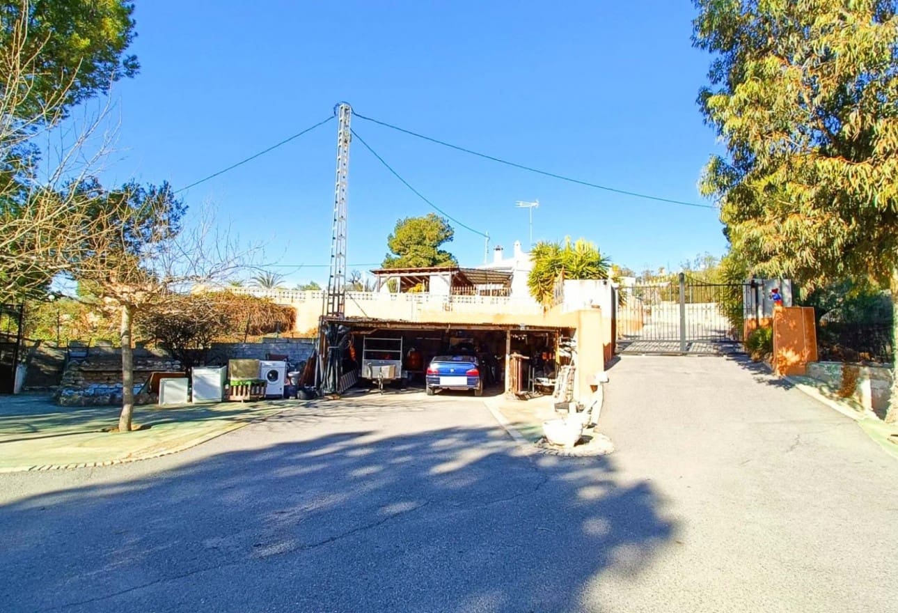 4 bedroom Villa for sale in La Romana with pool - € 319,950 (Ref: 9729563)