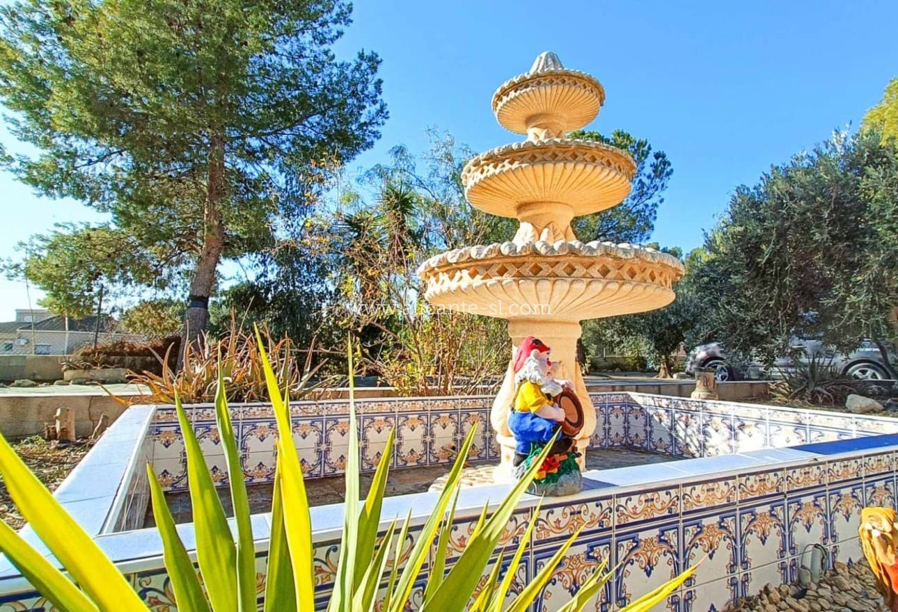 4 bedroom Villa for sale in La Romana with pool - € 319,950 (Ref: 9729563)