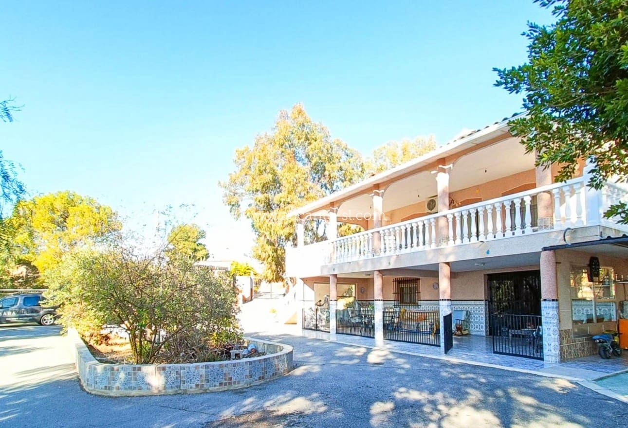 4 bedroom Villa for sale in La Romana with pool - € 319,950 (Ref: 9729563)