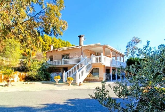 4 bedroom Villa for sale in La Romana with pool - € 319,950 (Ref: 9729563)