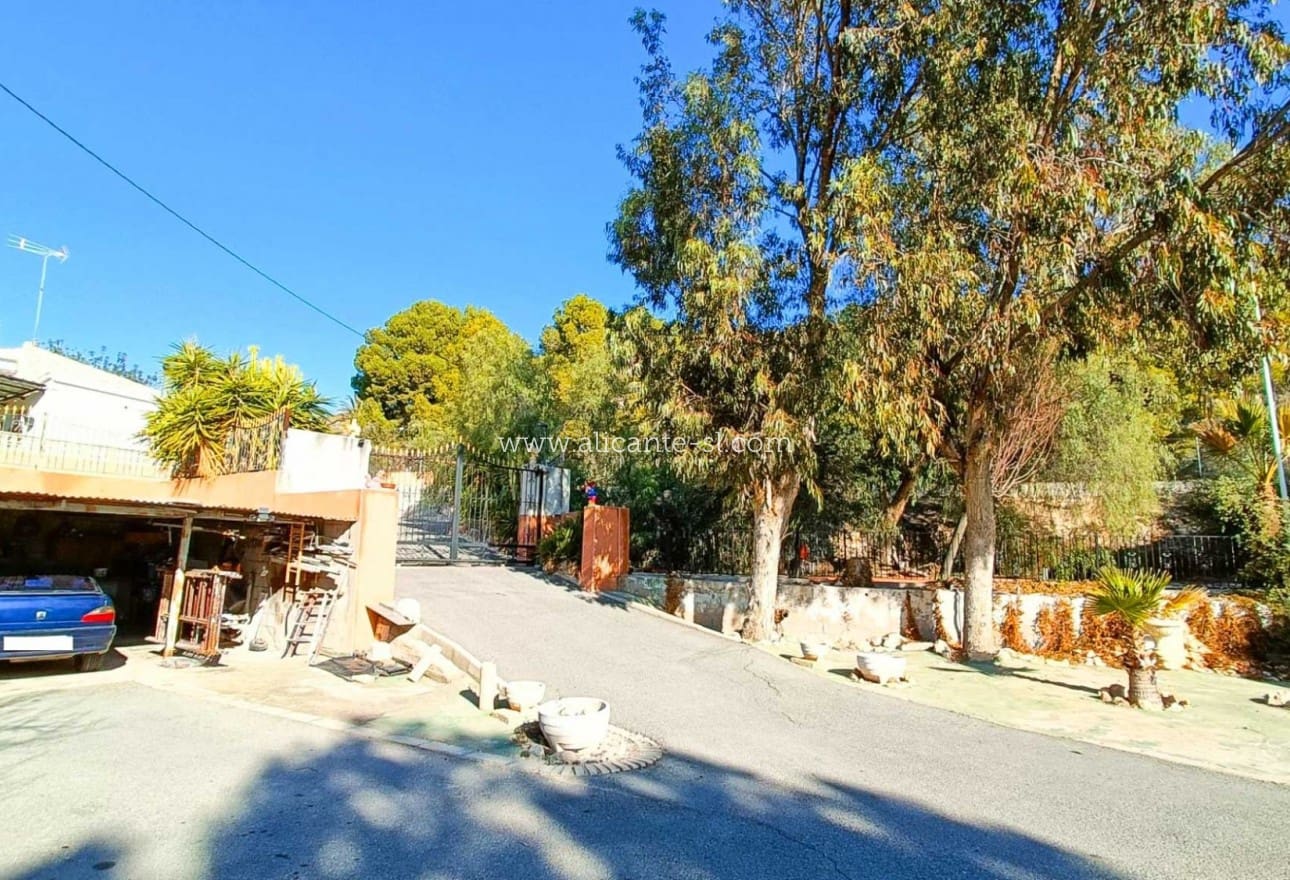 4 bedroom Villa for sale in La Romana with pool - € 319,950 (Ref: 9729563)