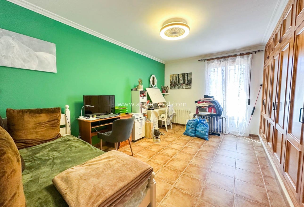 6 Zimmer Villa zu verkaufen in La Romana mit Pool - 765.000 € (Ref: 9739266)