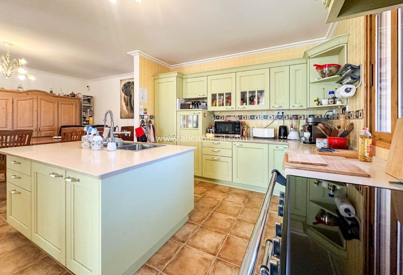 6 Zimmer Villa zu verkaufen in La Romana mit Pool - 765.000 € (Ref: 9739266)