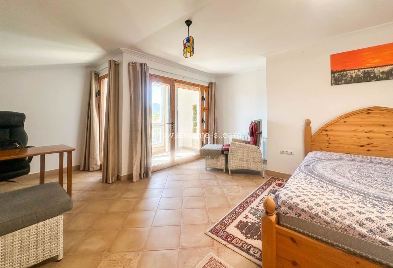 6 Zimmer Villa zu verkaufen in La Romana mit Pool - 765.000 € (Ref: 9739266)