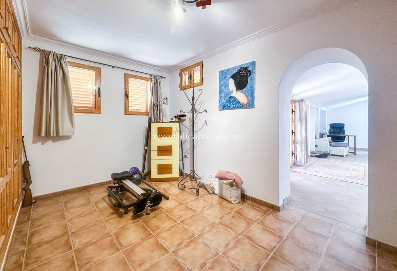 6 Zimmer Villa zu verkaufen in La Romana mit Pool - 765.000 € (Ref: 9739266)