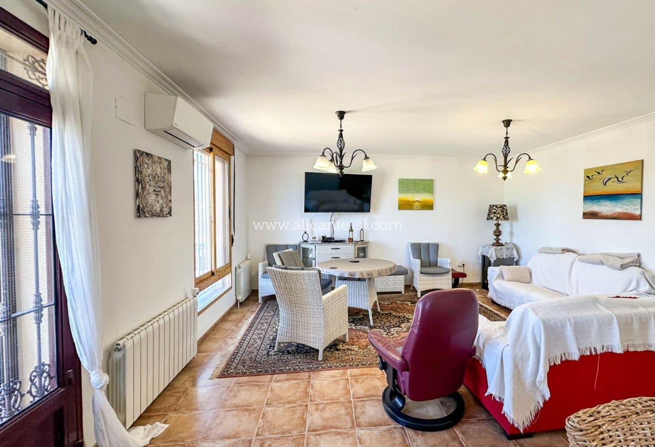 6 Zimmer Villa zu verkaufen in La Romana mit Pool - 765.000 € (Ref: 9739266)