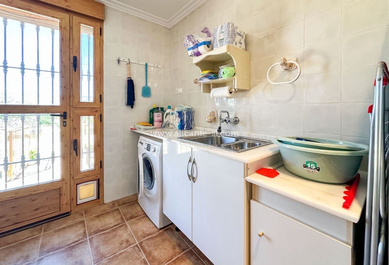 6 Zimmer Villa zu verkaufen in La Romana mit Pool - 765.000 € (Ref: 9739266)