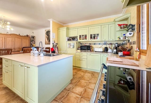 6 bedroom Villa for sale in La Romana with pool - € 765,000 (Ref: 9739266)