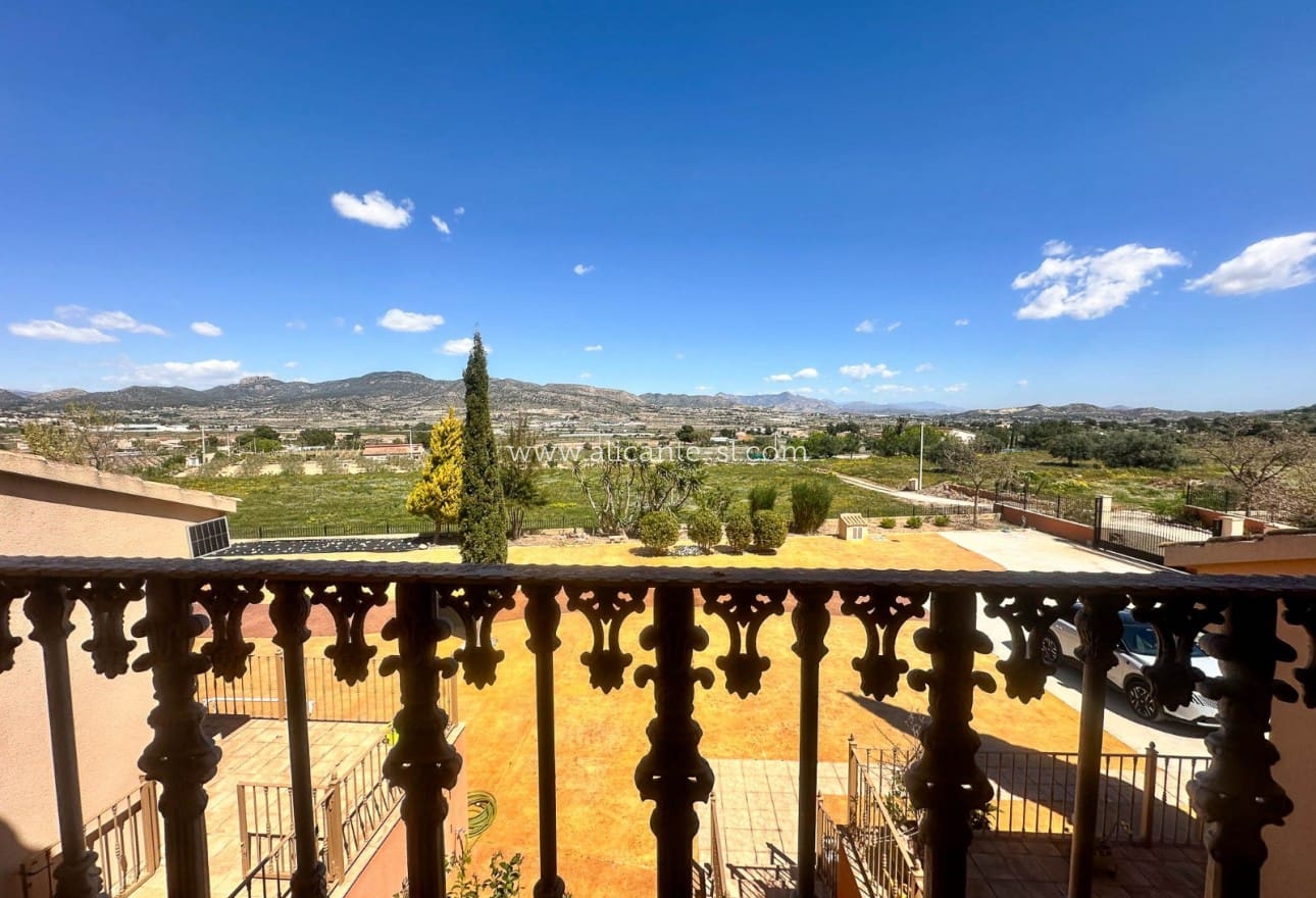 6 Zimmer Villa zu verkaufen in La Romana mit Pool - 765.000 € (Ref: 9739266)