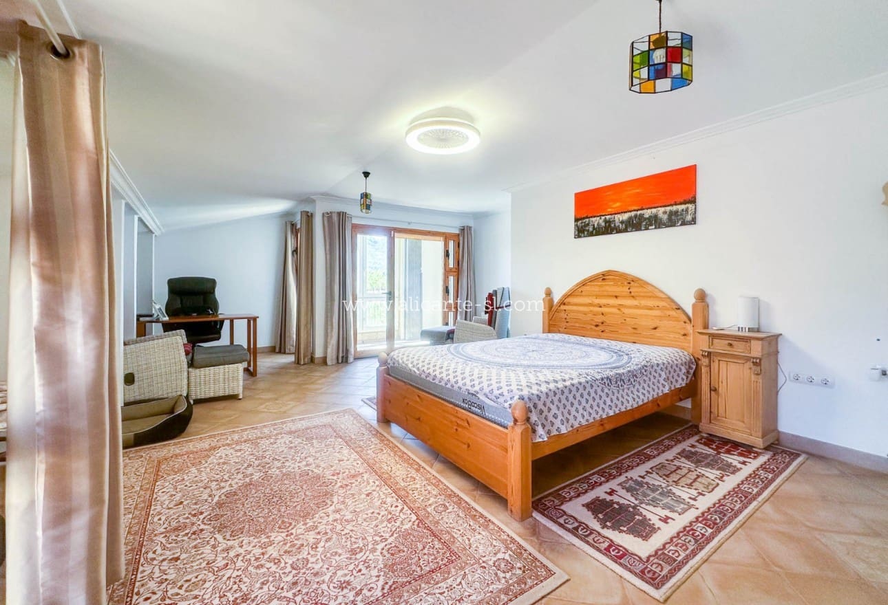 6 Zimmer Villa zu verkaufen in La Romana mit Pool - 765.000 € (Ref: 9739266)