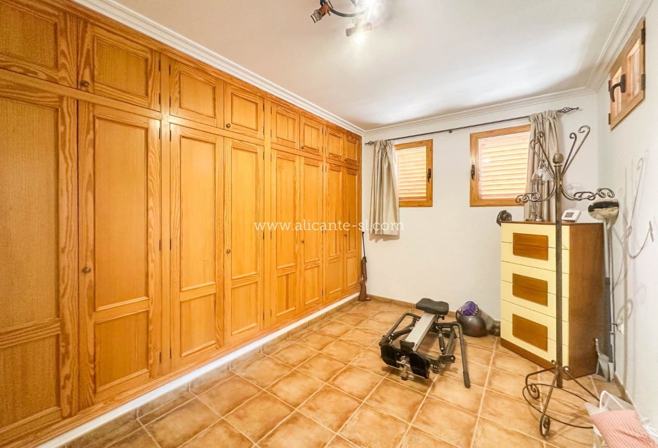 6 Zimmer Villa zu verkaufen in La Romana mit Pool - 765.000 € (Ref: 9739266)