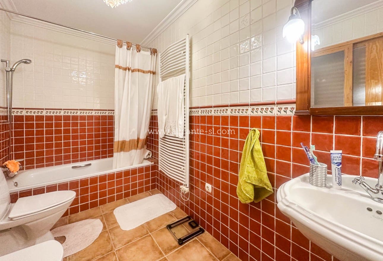 6 Zimmer Villa zu verkaufen in La Romana mit Pool - 765.000 € (Ref: 9739266)