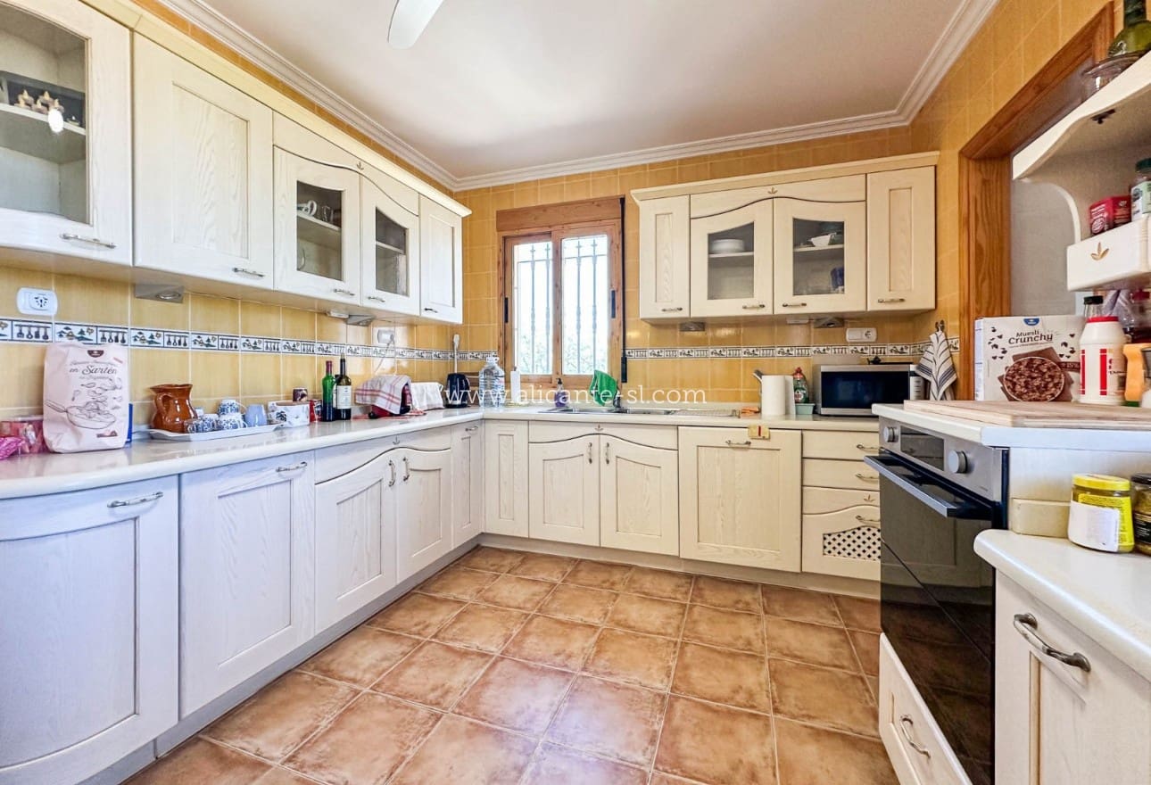 6 Zimmer Villa zu verkaufen in La Romana mit Pool - 765.000 € (Ref: 9739266)