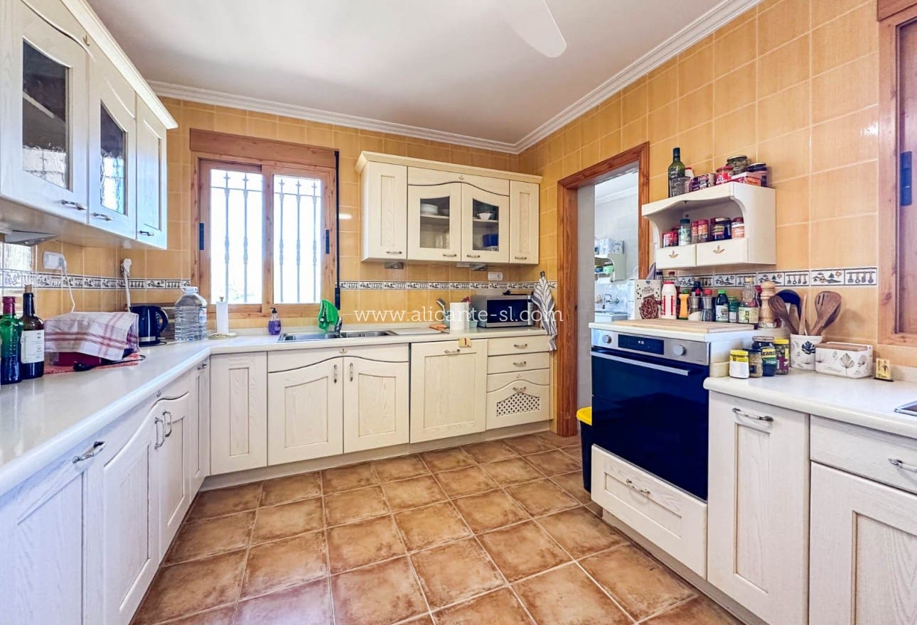 6 Zimmer Villa zu verkaufen in La Romana mit Pool - 765.000 € (Ref: 9739266)