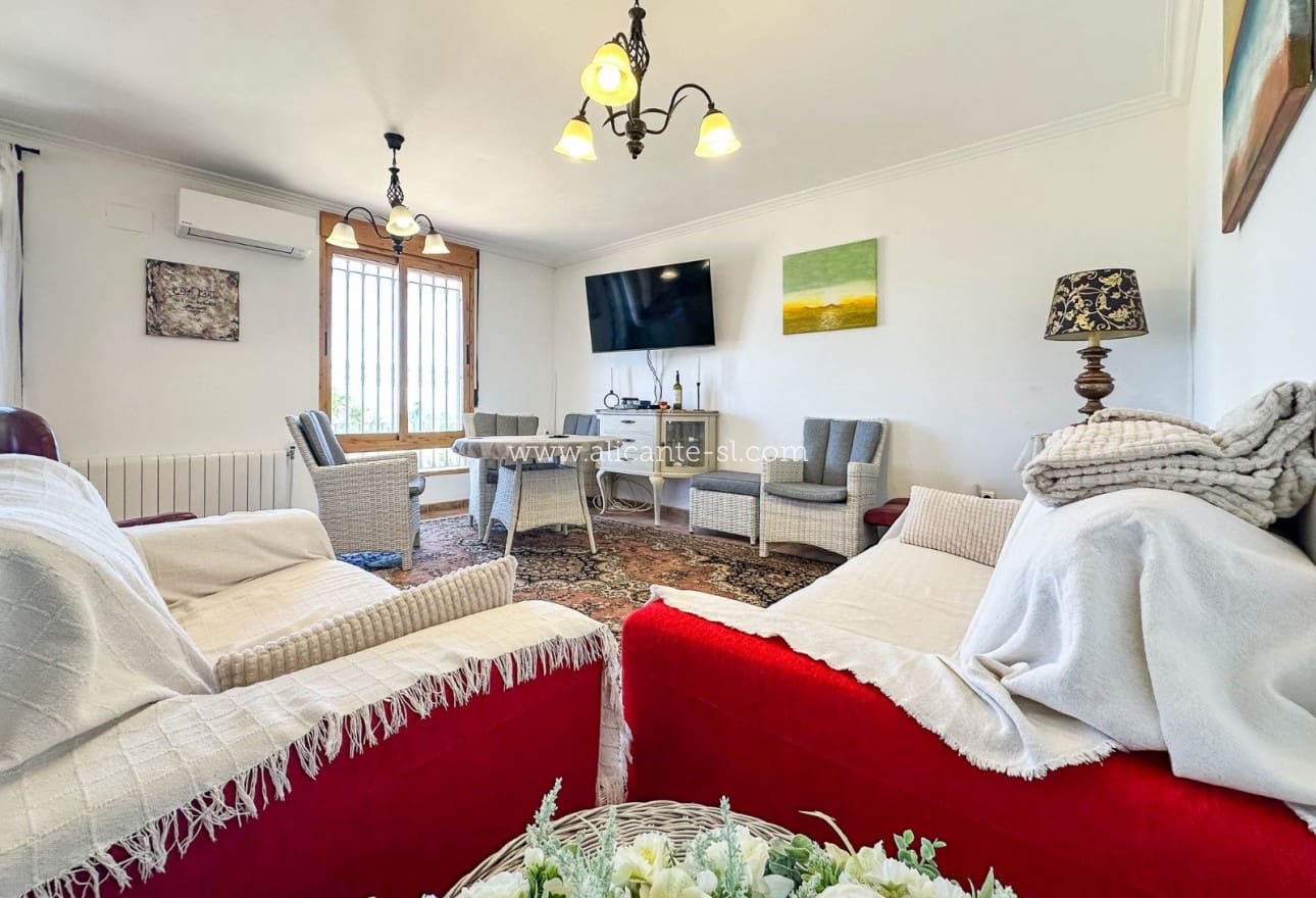 6 Zimmer Villa zu verkaufen in La Romana mit Pool - 765.000 € (Ref: 9739266)