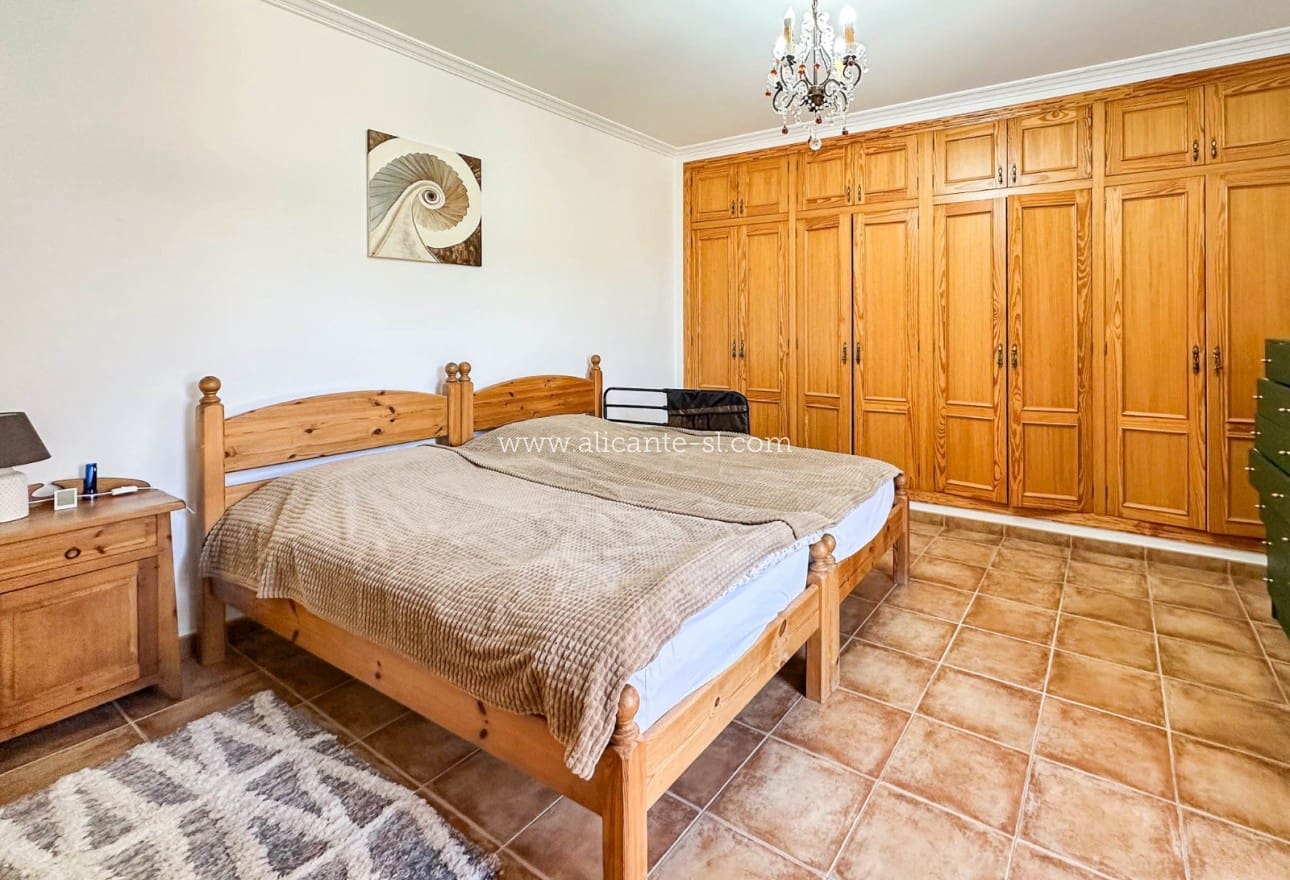 6 Zimmer Villa zu verkaufen in La Romana mit Pool - 765.000 € (Ref: 9739266)