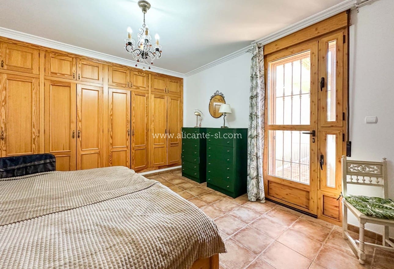 6 Zimmer Villa zu verkaufen in La Romana mit Pool - 765.000 € (Ref: 9739266)