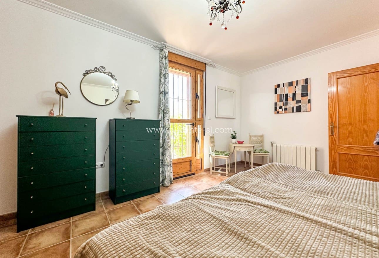 6 Zimmer Villa zu verkaufen in La Romana mit Pool - 765.000 € (Ref: 9739266)