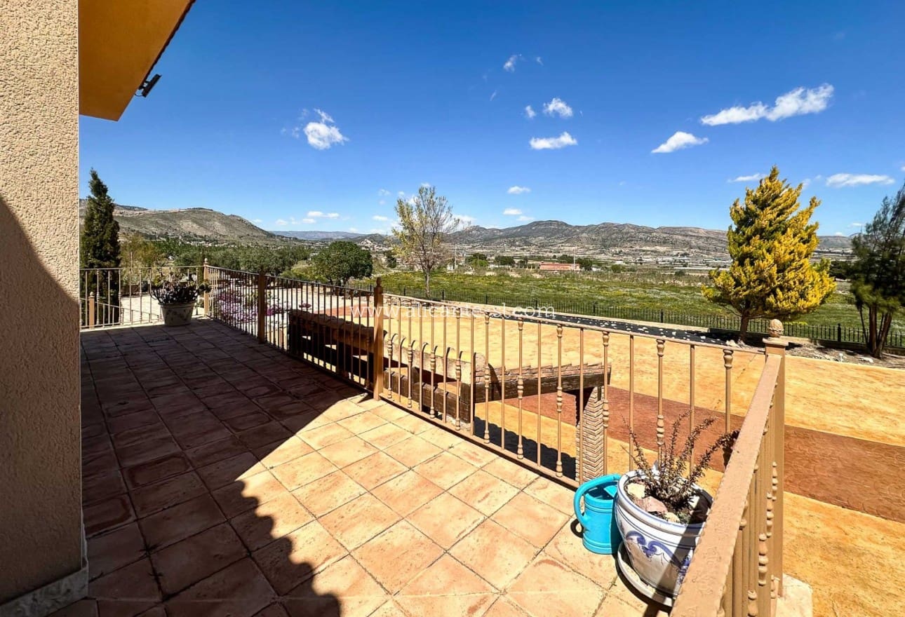 6 Zimmer Villa zu verkaufen in La Romana mit Pool - 765.000 € (Ref: 9739266)