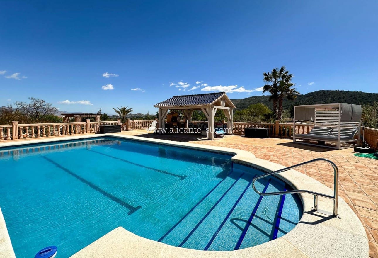 6 Zimmer Villa zu verkaufen in La Romana mit Pool - 765.000 € (Ref: 9739266)