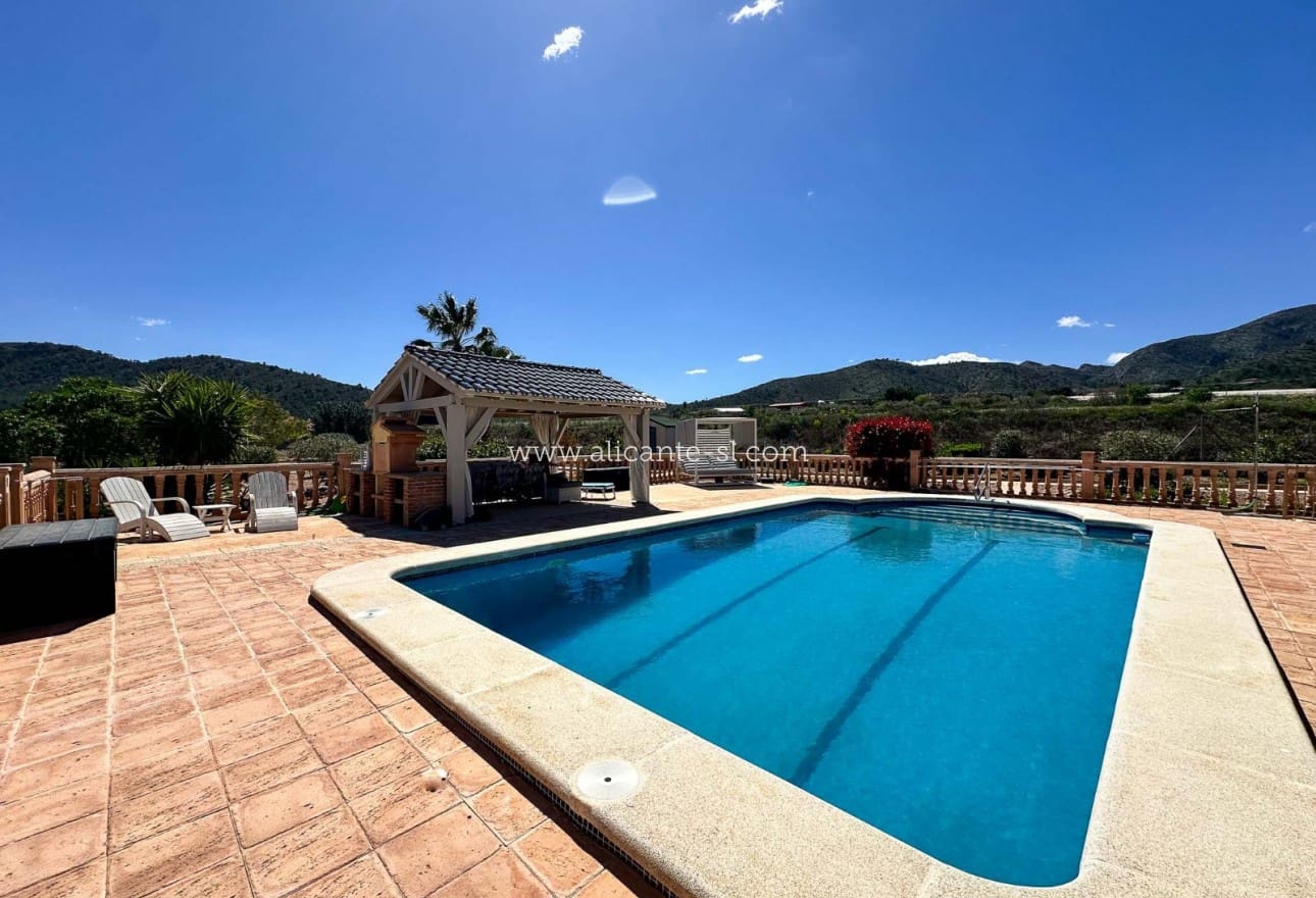 6 Zimmer Villa zu verkaufen in La Romana mit Pool - 765.000 € (Ref: 9739266)