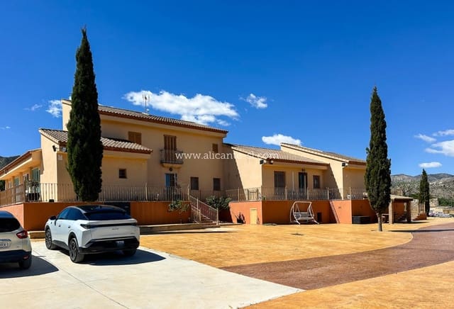 6 bedroom Villa for sale in La Romana with pool - € 765,000 (Ref: 9739266)