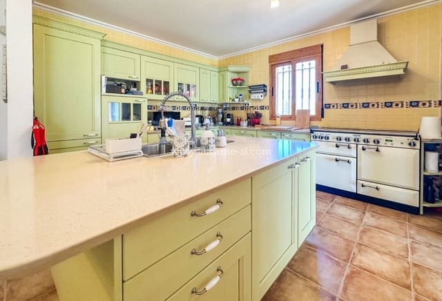 6 bedroom Villa for sale in La Romana with pool - € 765,000 (Ref: 9739266)