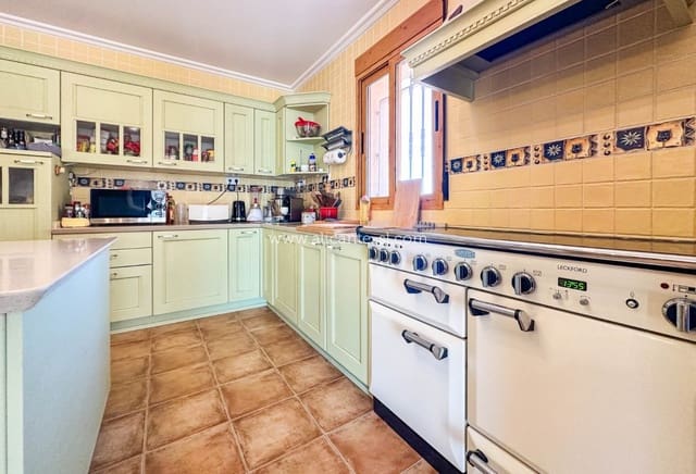 6 bedroom Villa for sale in La Romana with pool - € 765,000 (Ref: 9739266)