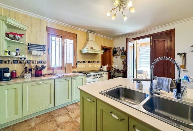 6 bedroom Villa for sale in La Romana with pool - € 765,000 (Ref: 9739266)