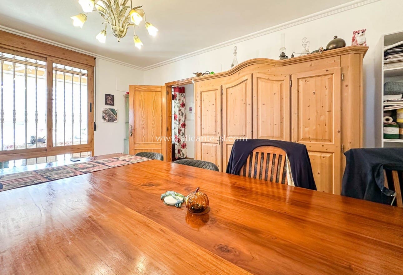 6 Zimmer Villa zu verkaufen in La Romana mit Pool - 765.000 € (Ref: 9739266)